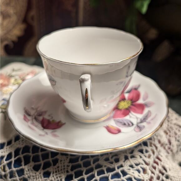 Royal Vale Vintage Bone China Footed Tea Cup Saucer Set Mauve Clematis Flower - Picture 2 of 10